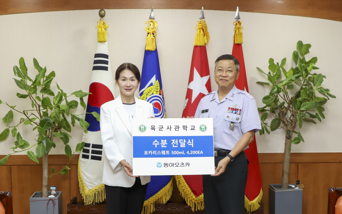 ▲이진숙(왼쪽) 동아오츠카 마케팅본부 전무가 2025년 육군사관학교 생도들의 하계 군사훈련에 포카리스웨트 4200개를 전달했다. (사진제공=동아오츠카)