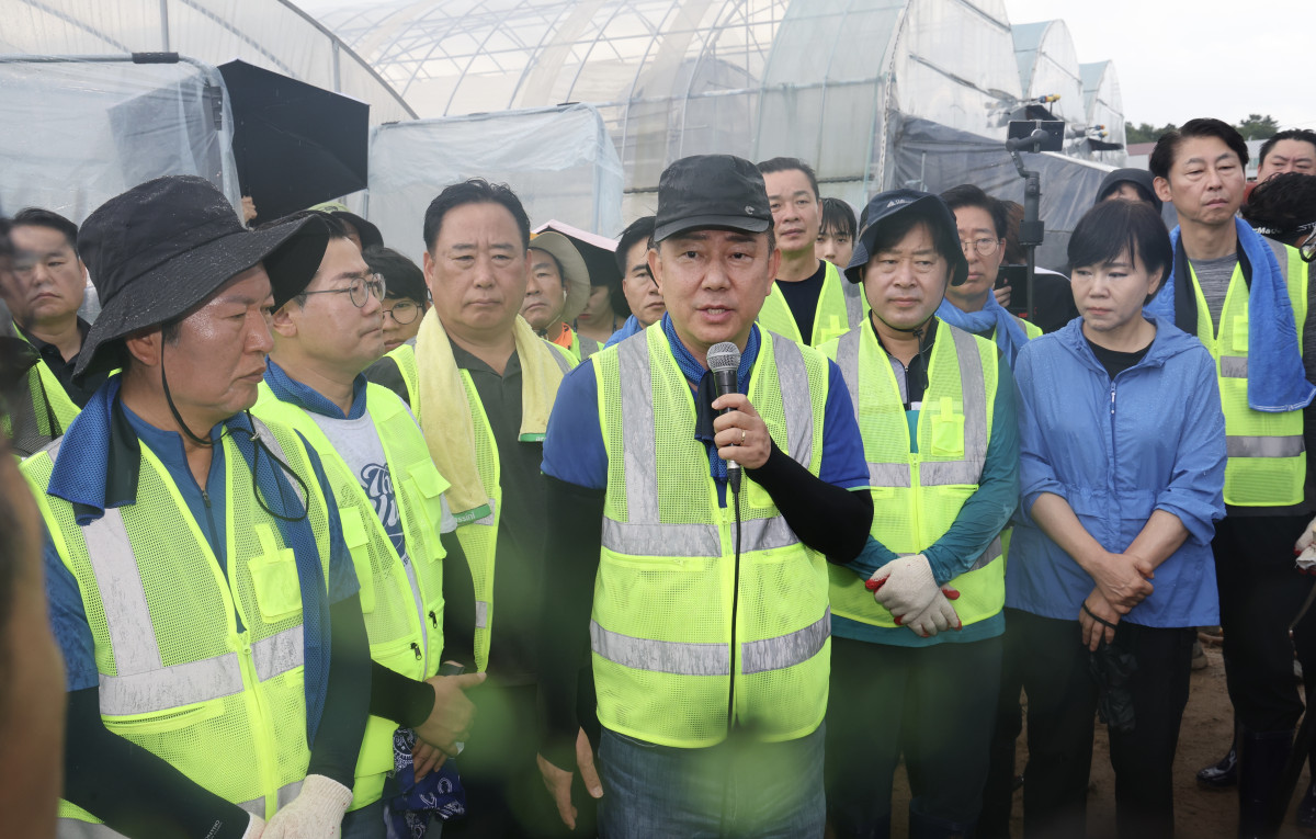 ▲김병기 더불어민주당 대표 직무대행 겸 원내대표가 21일 충남 예산 신안면 조곡리 수해복구 현장에서 발언하고 있다. 2025.07.21.  (뉴시스)