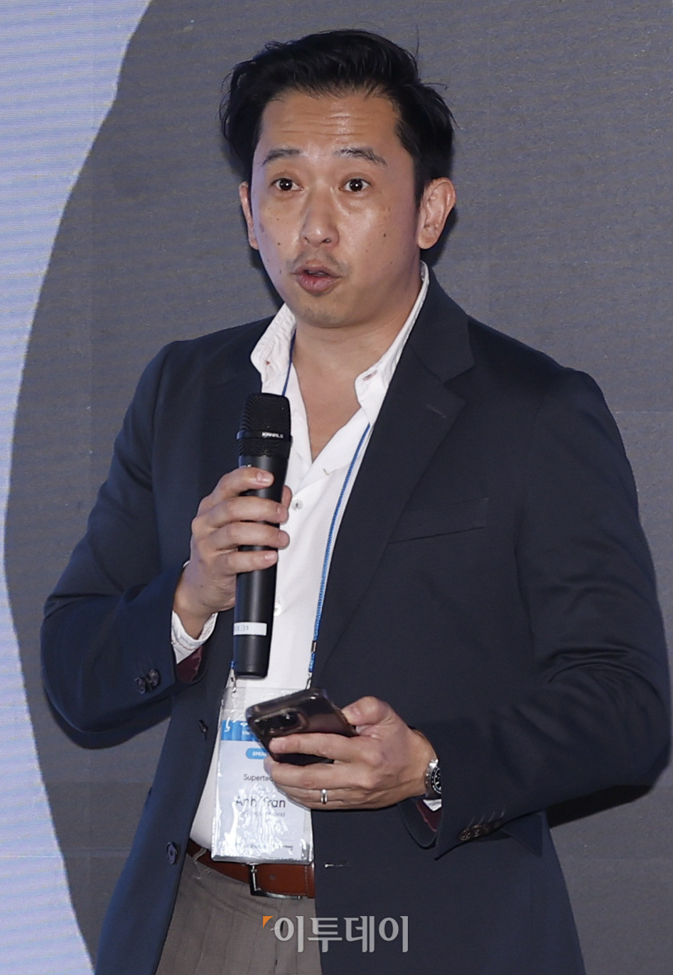 ▲안 트란(Anh Tran) 솔라나 슈퍼팀코리아 APAC 리드가 21일 서울 강남구 해시드라운지에서 열린 솔라나 미디어데이에서 환영사를 하고 있다. 조현호 기자 hyunho@