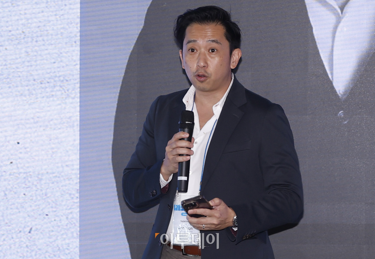 ▲안 트란(Anh Tran) 솔라나 슈퍼팀코리아 APAC 리드가 21일 서울 강남구 해시드라운지에서 열린 솔라나 미디어데이에서 환영사를 하고 있다. 조현호 기자 hyunho@