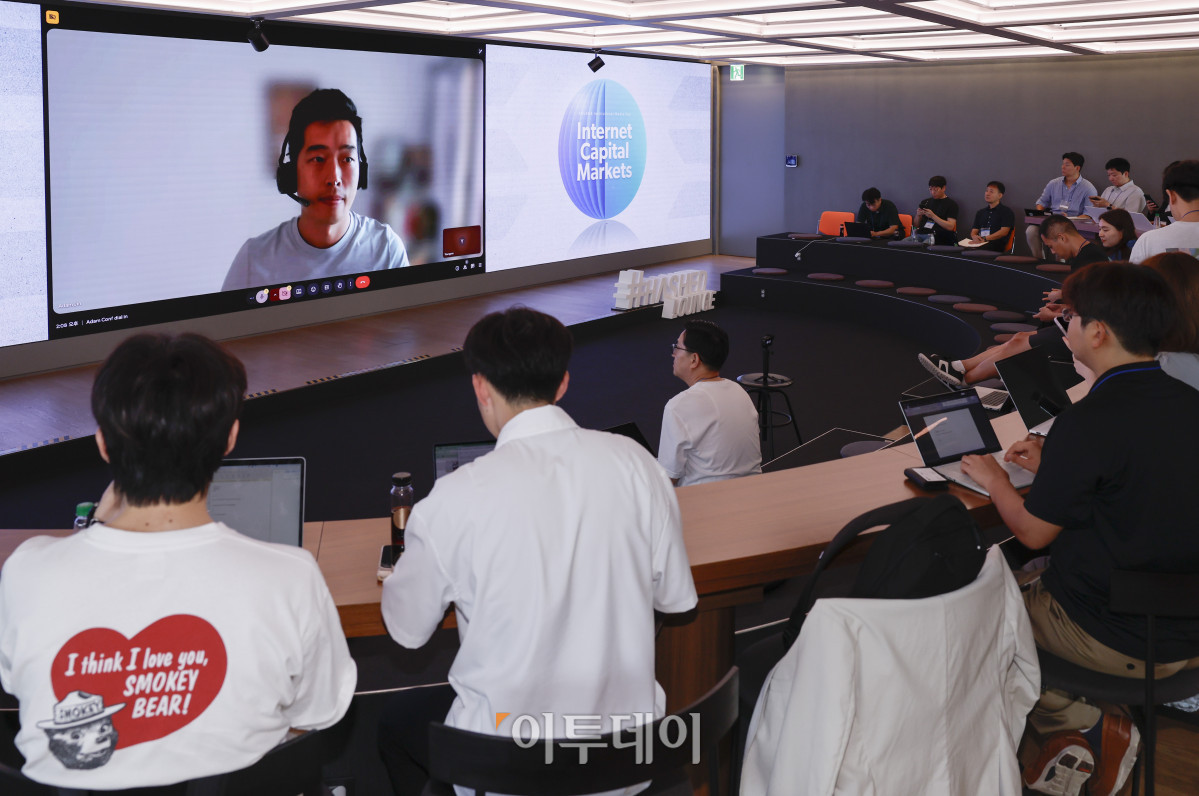 ▲아담 진(Adam Jin) 솔라나 재단 어드바이저가 21일 서울 강남구 해시드라운지에서 열린 솔라나 미디어데이에서 줌(ZOOM)을 통해 '솔라나 채택 확대 전략'을 주제로 발표를 하고 있다. 조현호 기자 hyunho@