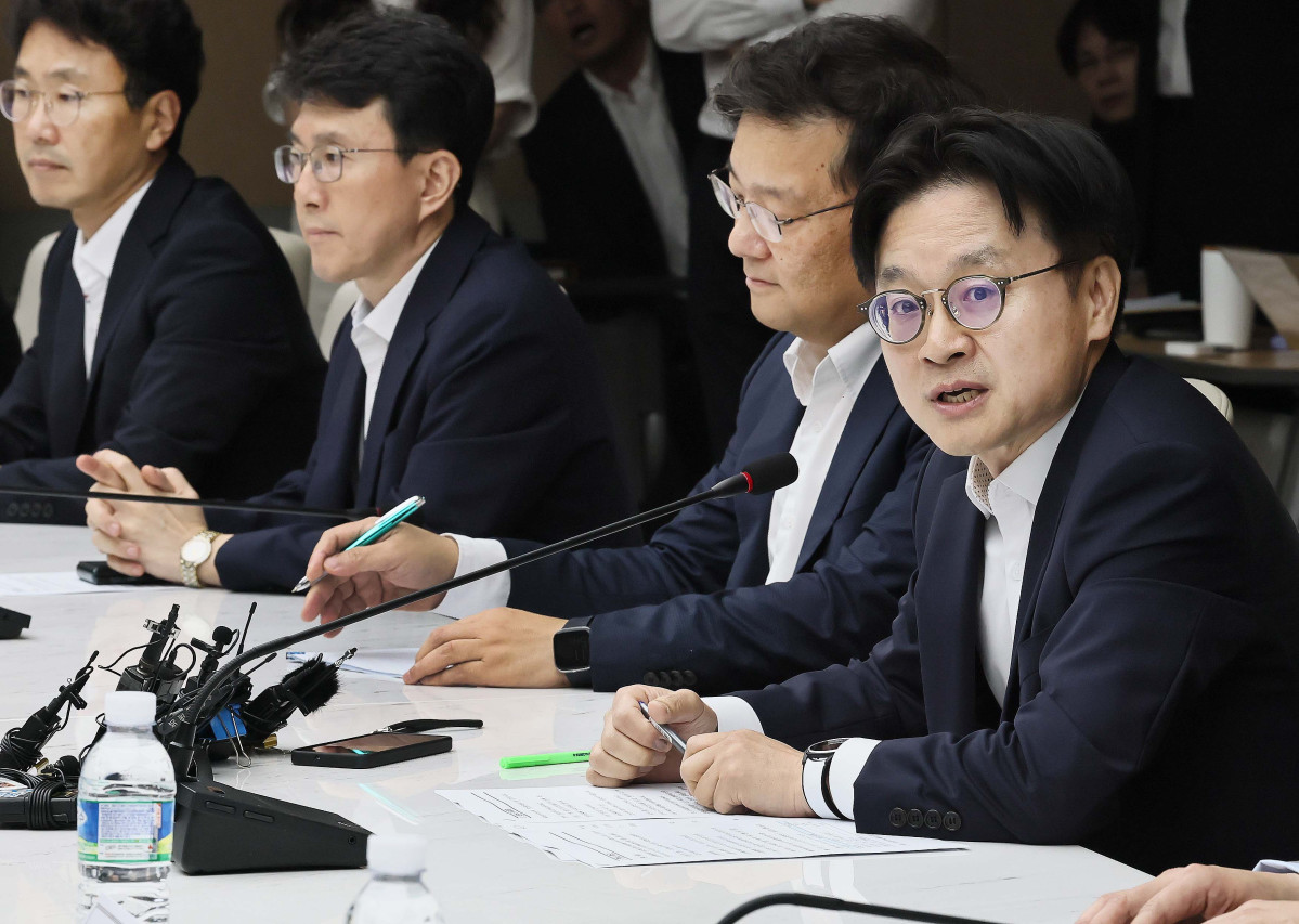 ▲김정관 산업통상자원부 장관이 21일 서울 중구 대한상공회의소에서 경제단체 및 주요 업종별 협회, 학계 관계자와 '대미(對美) 통상 긴급점검회의'를 주재, 모두발언을 하고 있다. (사진제공=산업통상자원부)