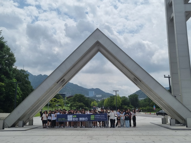 ▲여름방학 진로 체험 프로그램 ‘별 따는 캠퍼스’ 참여 학생들이 기념촬영을 하고 있다. (사진제공=금천구)
