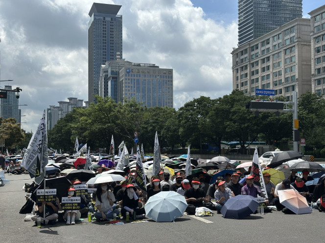 ▲21일 국회의사당 앞에서 열린 'AIDT 교과서 지위 유지 궐기대회'에 참석한 AIDT 발행사, 에듀테크사, 교과서발전위원회 관계자 5000여 명이 AIDT 교과서 지위 유지를 요구하고 있다. (서이원 기자 iwonseo96@)