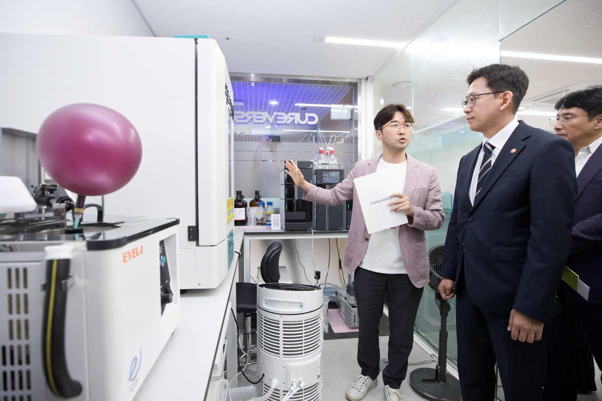▲배경훈 과학기술정보통신부 장관이 21일 오후 서울 동대문구 서울바이오허브 입주기업(큐어버스)을 방문해연구현황을 청취하며 바이오 연구자들을 격려하고 있다.