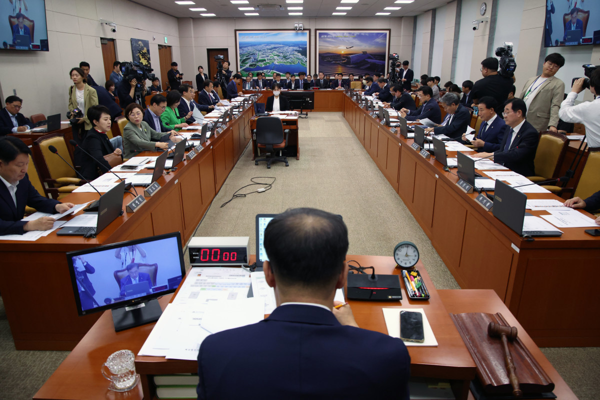 ▲맹성규 국회 국토교통위원회 위원장이 26일 오후 서울 여의도 국회에서 열린 국토교통위원회 전체회의를 주재하고 있다. 2025.06.26.  (뉴시스)