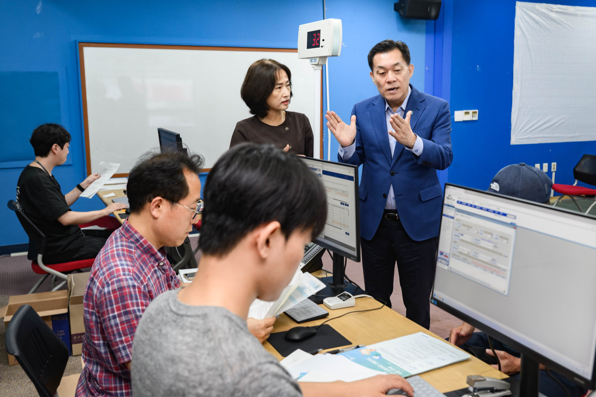 ▲이재준 수원시장이 인계동 행정복지센터에서 현장을 점검하고 있다. (수원특례시)