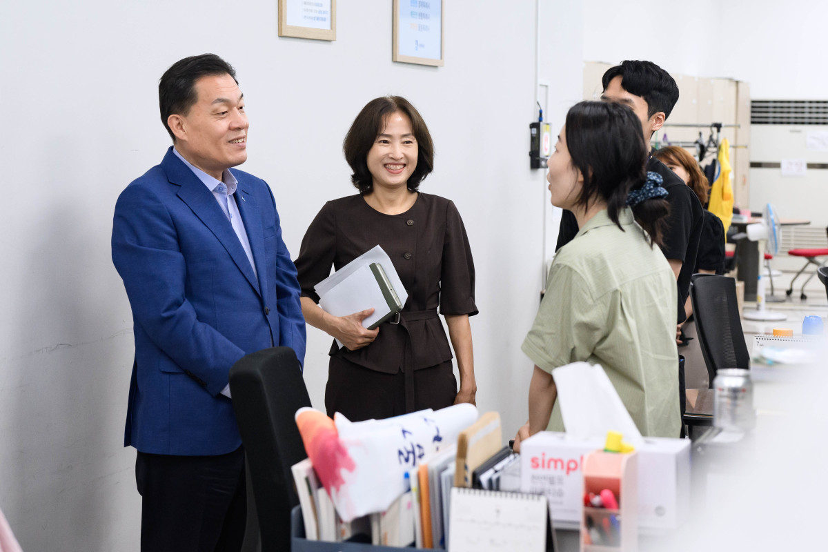 ▲이재준 수원시장이 인계동 행정복지센터 직원들을 격려하고 있다. (수원특례시)