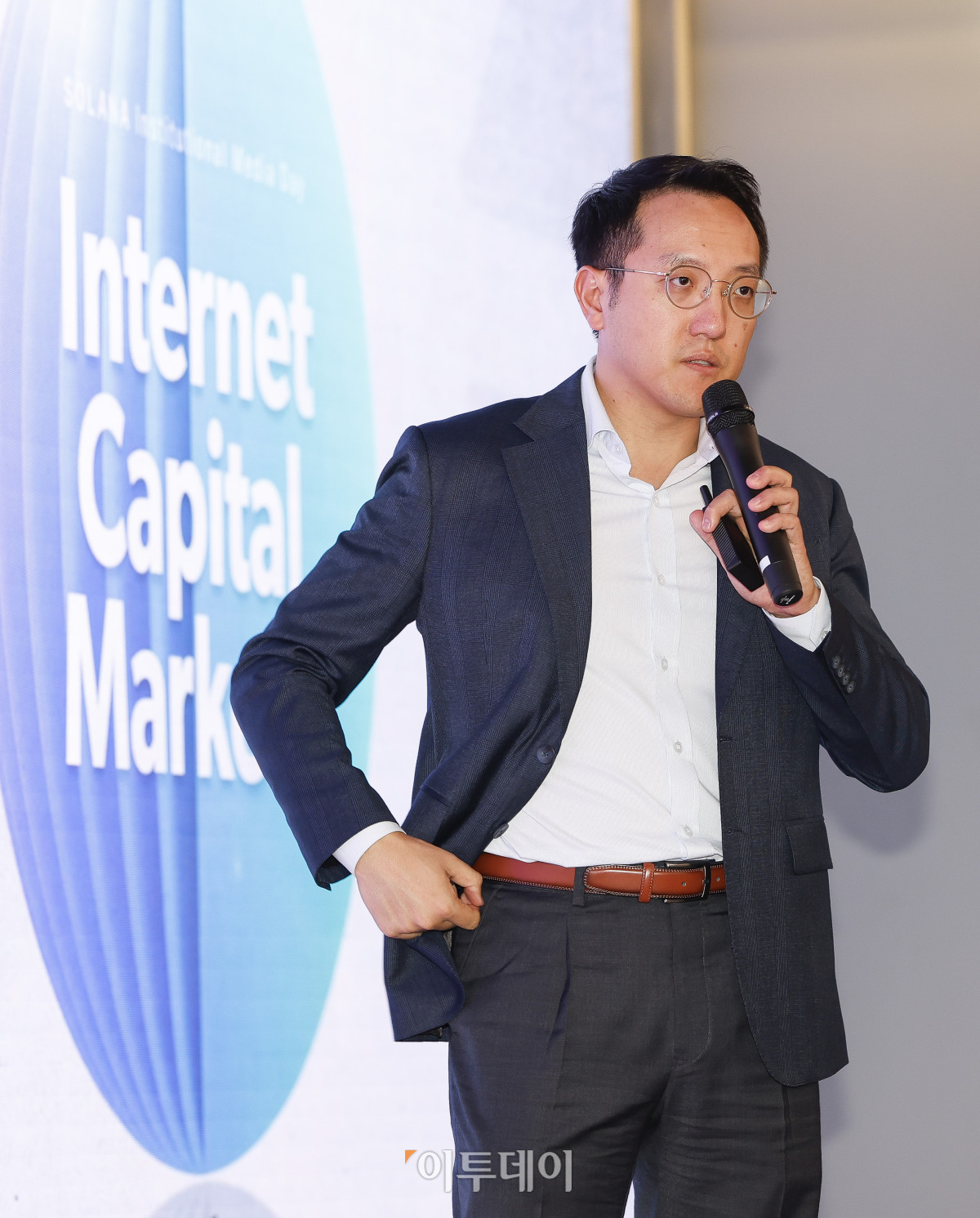 ▲루 윈(Lu Yin) 솔라나 재단 APAC 사업총괄이 21일 서울 강남구 해시드라운지에서 열린 솔라나 미디어데이에서 'Internet Capital Markets'를 주제로 발표를 하고 있다. 조현호 기자 hyunho@