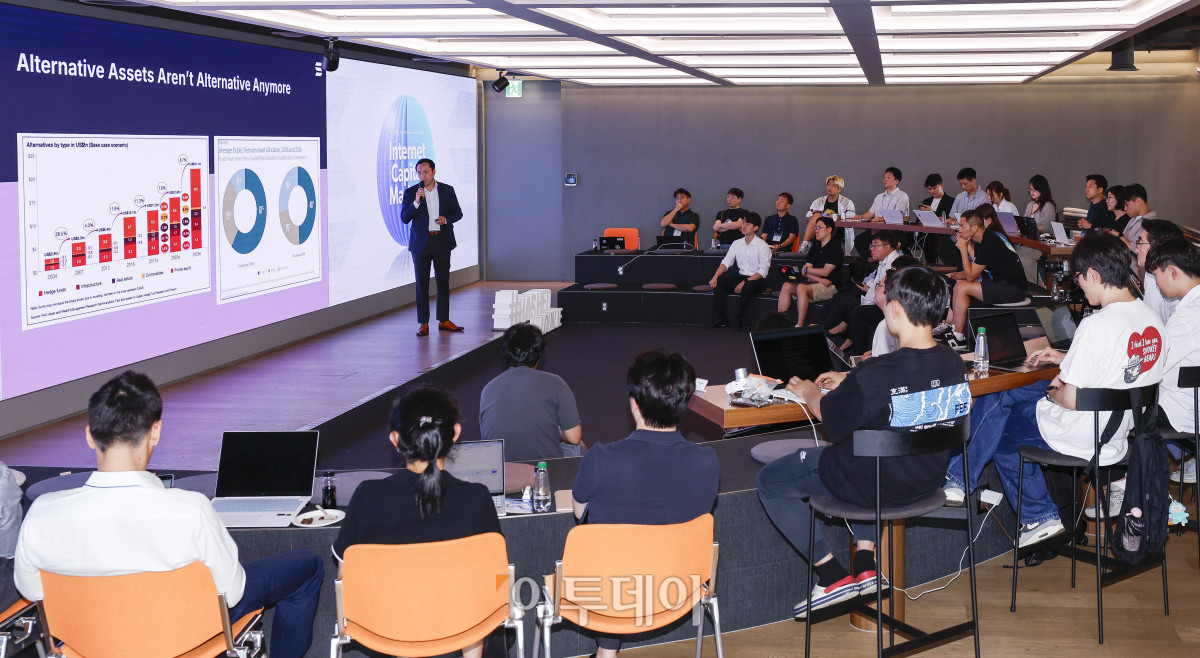 ▲루 윈(Lu Yin) 솔라나 재단 APAC 사업총괄이 21일 서울 강남구 해시드라운지에서 열린 솔라나 미디어데이에서 'Internet Capital Markets'를 주제로 발표를 하고 있다. 조현호 기자 hyunho@