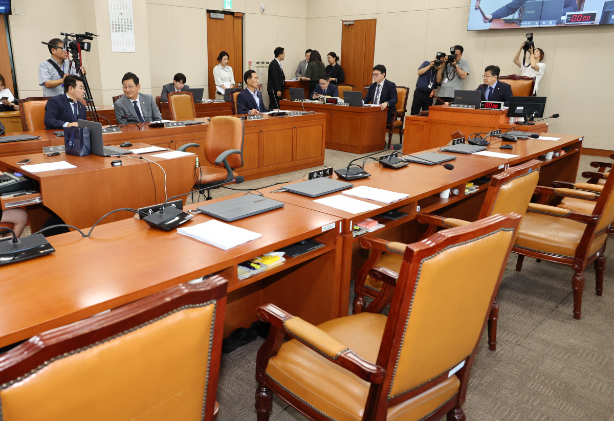 ▲21일 국회 환경노동위원회 전체회의에서 김영훈 고용노동부 장관 후보자에 대한 인사청문경과보고서가 여당 주도로 채택되고 있다. (연합뉴스)