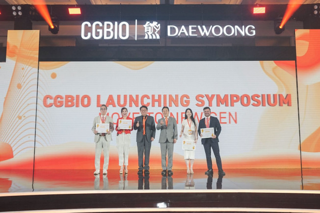 ▲나보타 론칭 심포지엄에 참가한 연사들이 기념 사진을 촬영하고 있다. (사진제공=대웅제약)