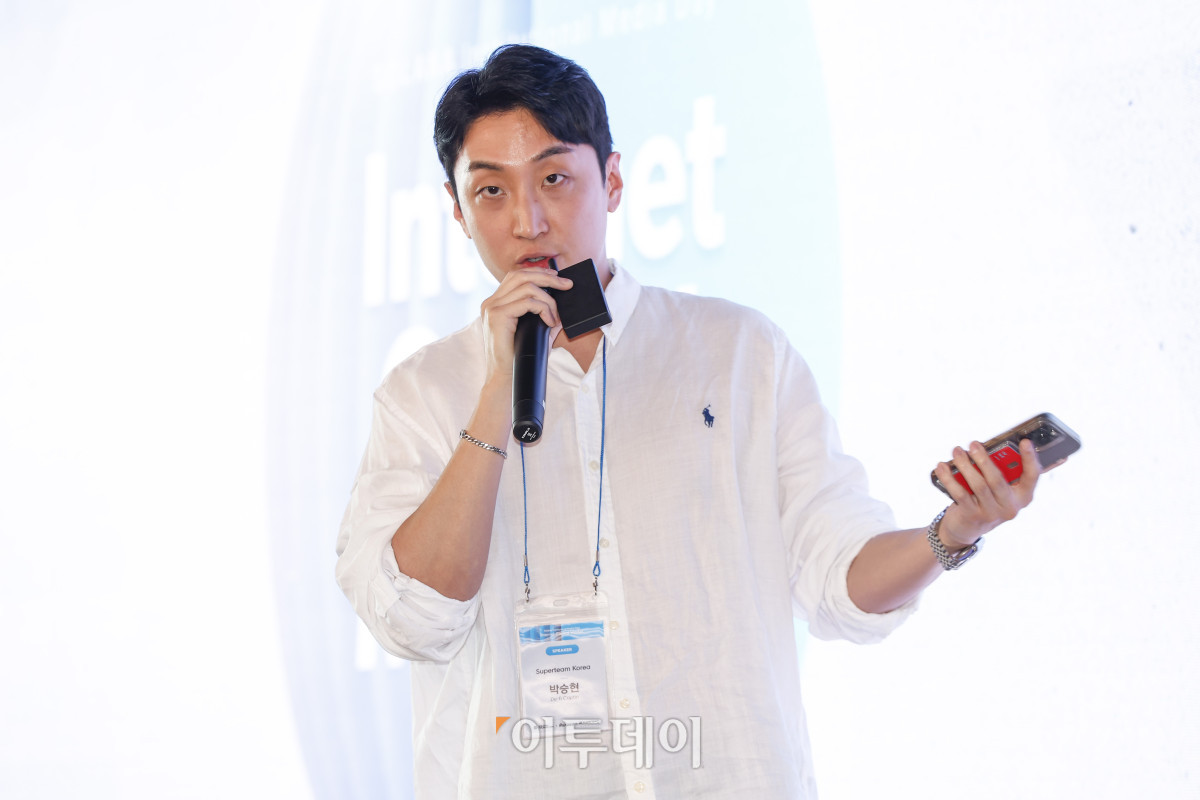 ▲크리스 박(Chris Park) 솔라나 슈퍼팀코리아 이사가 21일 서울 강남구 해시드라운지에서 열린 솔라나 미디어데이에서 '기관을 위한 솔라나 접근 전략'을 주제로 발표를 하고 있다. 조현호 기자 hyunho@
