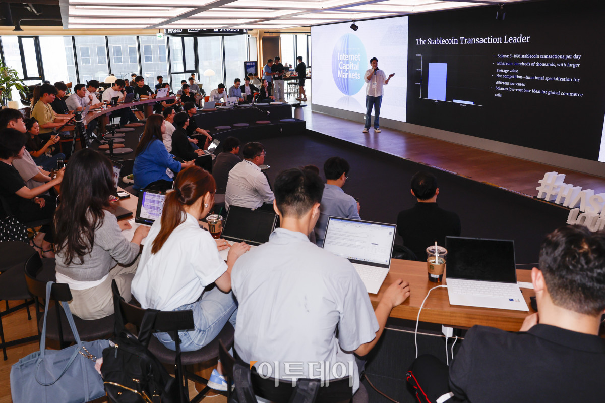 ▲크리스 박(Chris Park) 솔라나 슈퍼팀코리아 이사가 21일 서울 강남구 해시드라운지에서 열린 솔라나 미디어데이에서 '기관을 위한 솔라나 접근 전략'을 주제로 발표를 하고 있다. 조현호 기자 hyunho@