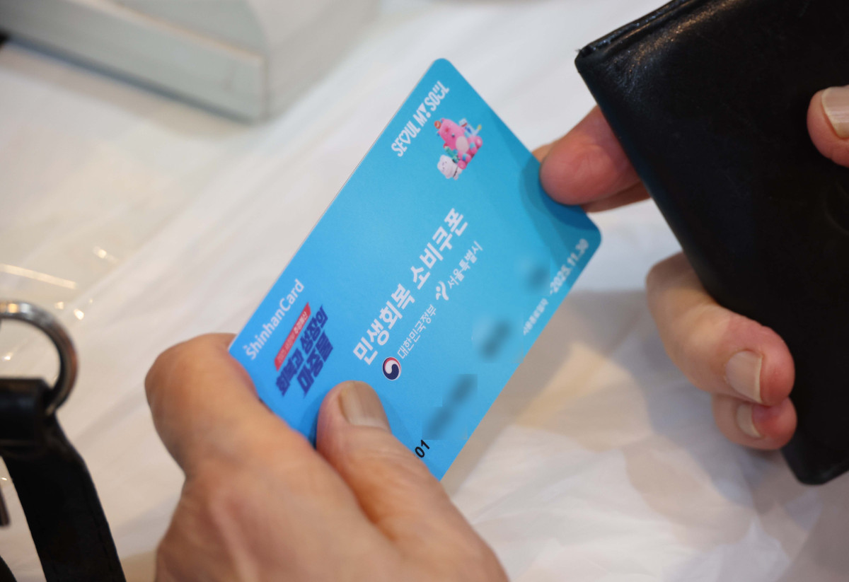 ▲민생회복 소비쿠폰 신청이 시작된 21일 서울 동작구 대방동주민센터 작은도서관에서 시민들이 소비쿠폰 신청을 하고 있다. 신태현 기자 holjjak@