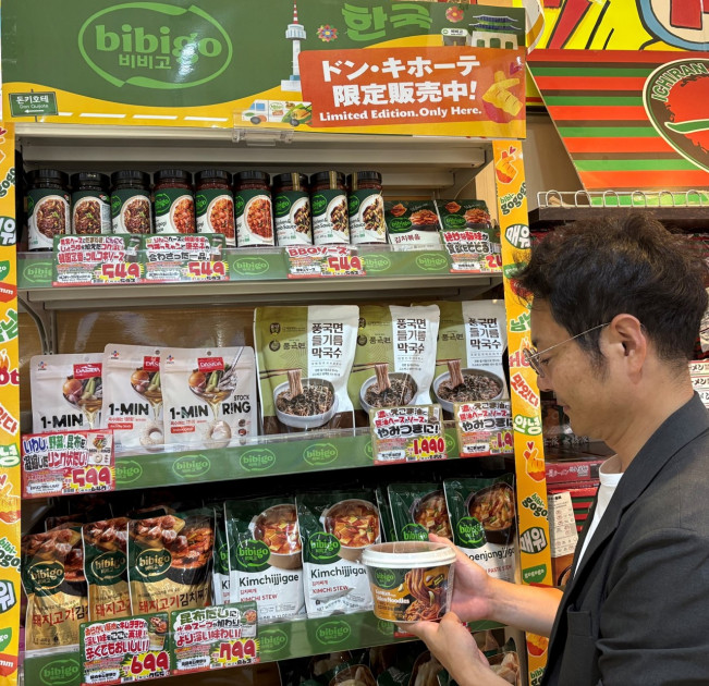 ▲일본 도쿄 나카메구로에 위치한 돈키호테 매장에서 소비자가 비비고 전용 매대를 살펴보고 있다. (사진제공=CJ제일제당)