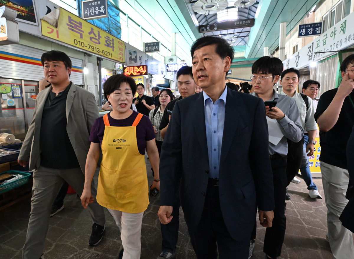 ▲구윤철 부총리 겸 기획재정부 장관이 7월 21일 민생회복 소비쿠폰 시행 점검과 함께 내수 소비 및 지역 전통시장 활성화 촉진을 위해 공주 산성시장을 현장방문, 물품을 구매하며 시장 상인들의 의견 및 애로사항을 청취하고 있다.  (기획재정부)