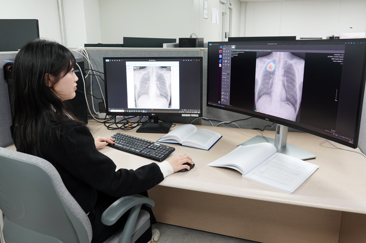 ▲한국기계전기전자시험연구원 직원이 의료 인공지능(AI) 시험평가를 진행하고 있다. (사진제공=한국기계전기전자시험연구원)