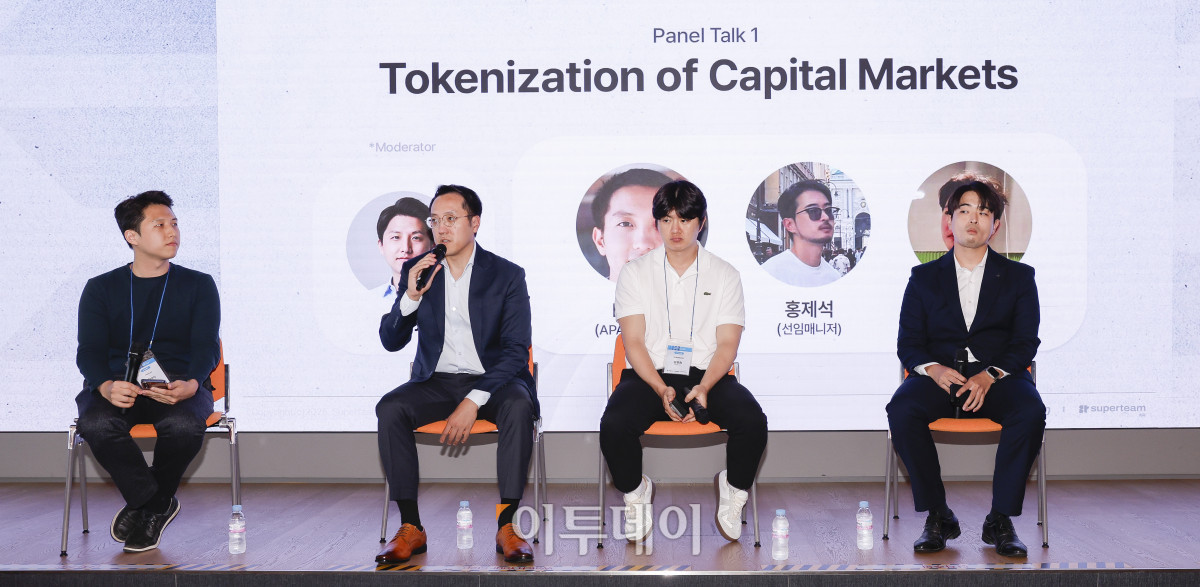 ▲21일 서울 강남구 해시드라운지에서 열린 솔라나 미디어데이에서 참석자들이 패널 토론을 하고 있다. 왼쪽부터 모더레이터인 이경록 해시드 매니저, 루 윈(Lu Yin) 솔라나 재단 APAC 사업총괄, 김종완 미래에셋증권 선임매니저, 홍제석 신한투자증권 선임매니저. 조현호 기자 hyunho@