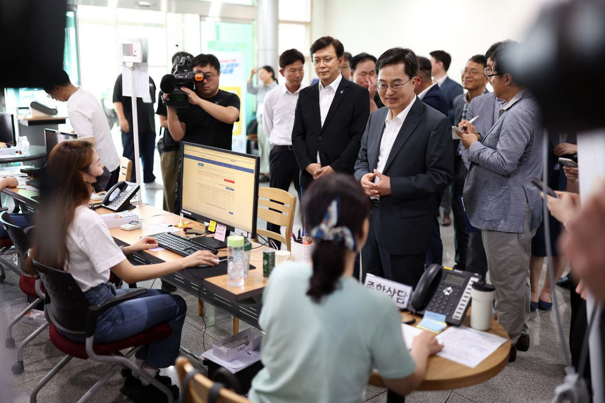 ▲김동연 경기도지사가 21일 수원 원천동 행정복지센터를 방문해 종합상담 창구 등 현장을 점검하고 있다. (경기도)