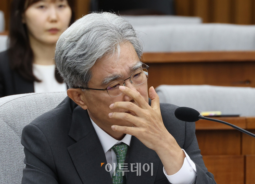 ▲김상환 헌법재판소장 후보자가 21일 서울 여의도 국회에서 열린 인사청문회에서 안경을 고쳐쓰고 있다. 고이란 기자 photoeran@