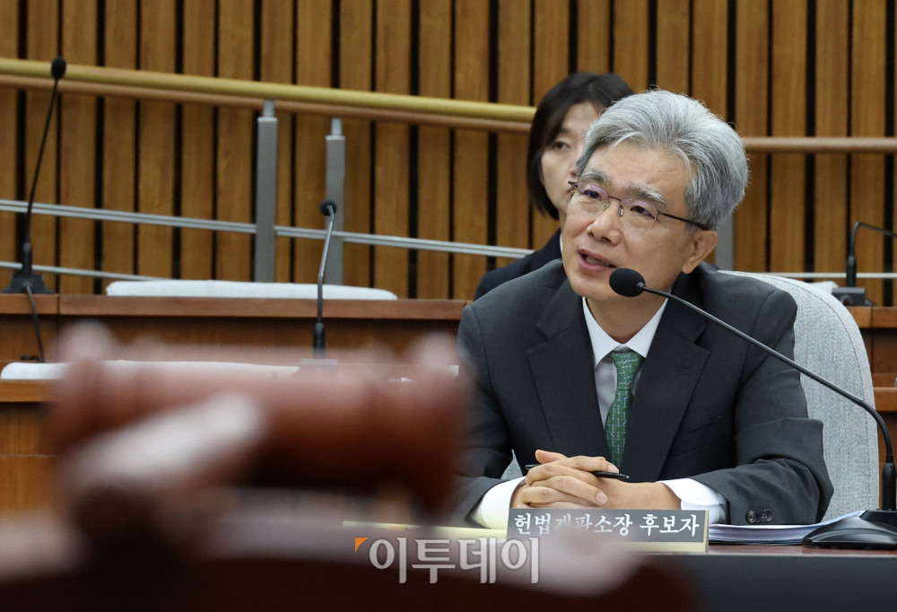 ▲김상환 헌법재판소장 후보자가 21일 서울 여의도 국회에서 열린 인사청문회에서 의원 질의에 답하고 있다. 고이란 기자 photoeran@