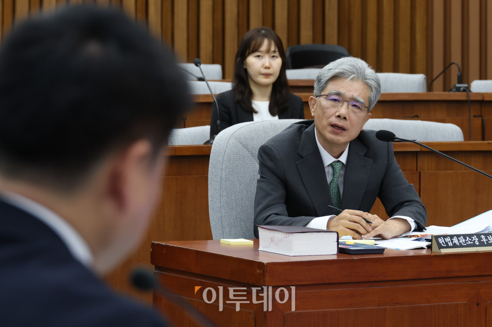 ▲김상환 헌법재판소장 후보자가 21일 서울 여의도 국회에서 열린 인사청문회에서 의원 질의에 답하고 있다. 고이란 기자 photoeran@