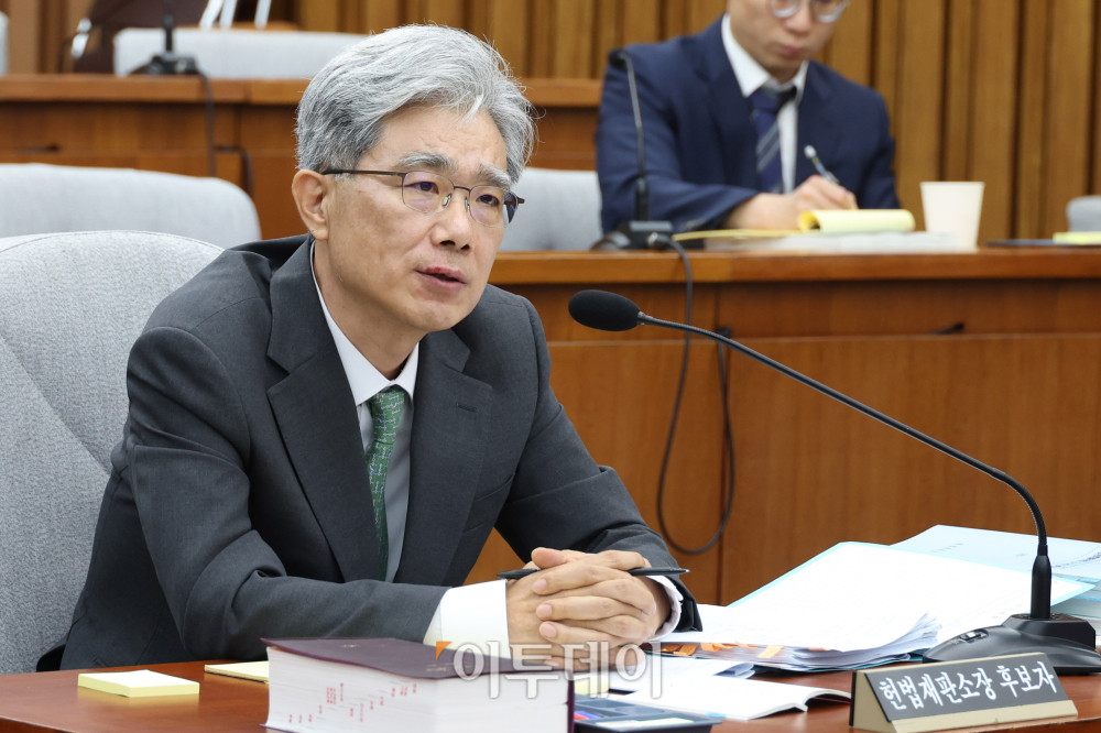 ▲김상환 헌법재판소장 후보자가 21일 서울 여의도 국회에서 열린 인사청문회에서 의원 질의에 답하고 있다. 고이란 기자 photoeran@