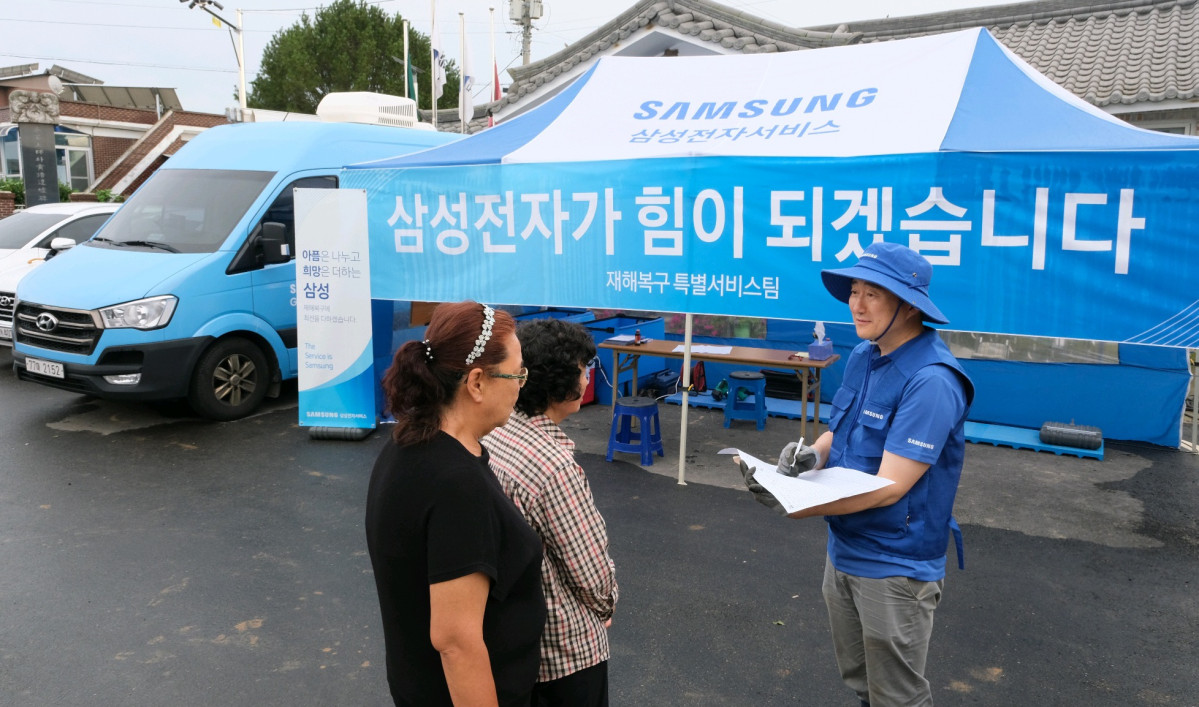 ▲삼성전자서비스 직원이 집중호우 특별 점검 서비스를 진행하고 있다. (자료제공=삼성)