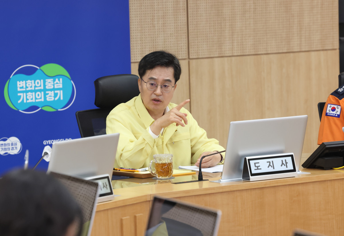 ▲김동연 경기도지사가 21일 경기도청 재난안전 제1상황실에서 집중호우 피해 수습·복구 지원을 위한 긴급 대책회의를 주재하고 있다. (경기도)