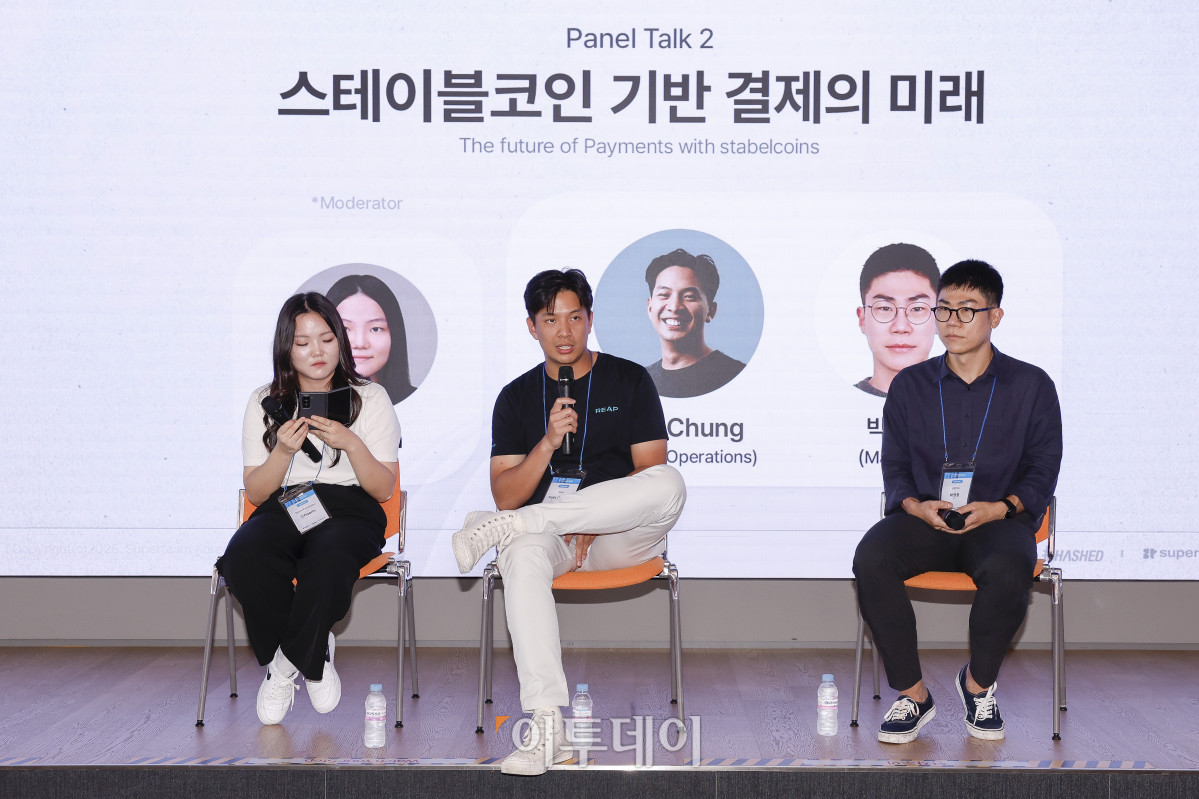 ▲21일 서울 강남구 해시드라운지에서 열린 솔라나 미디어데이에서 참석자들이 패널 토론을 하고 있다. 왼쪽부터 모더레이터인 김채린 솔라나 재단 매니저, 펠릭스 청(Felix Chung) 립(Reap) 오퍼레이션 총괄, 박영웅 신한카드 과장. 조현호 기자 hyunho@