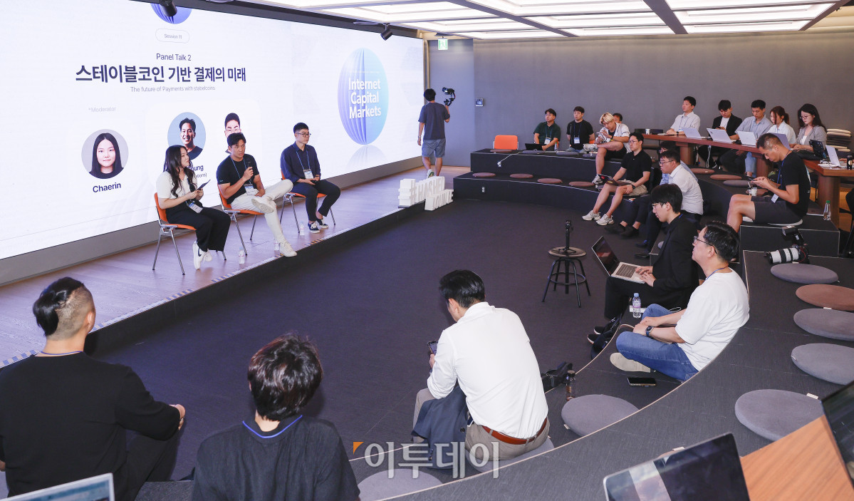 ▲21일 서울 강남구 해시드라운지에서 열린 솔라나 미디어데이에서 참석자들이 패널 토론을 하고 있다. 왼쪽부터 모더레이터인 김채린 솔라나 재단 매니저, 펠릭스 청(Felix Chung) 립(Reap) 오퍼레이션 총괄, 박영웅 신한카드 과장. 조현호 기자 hyunho@