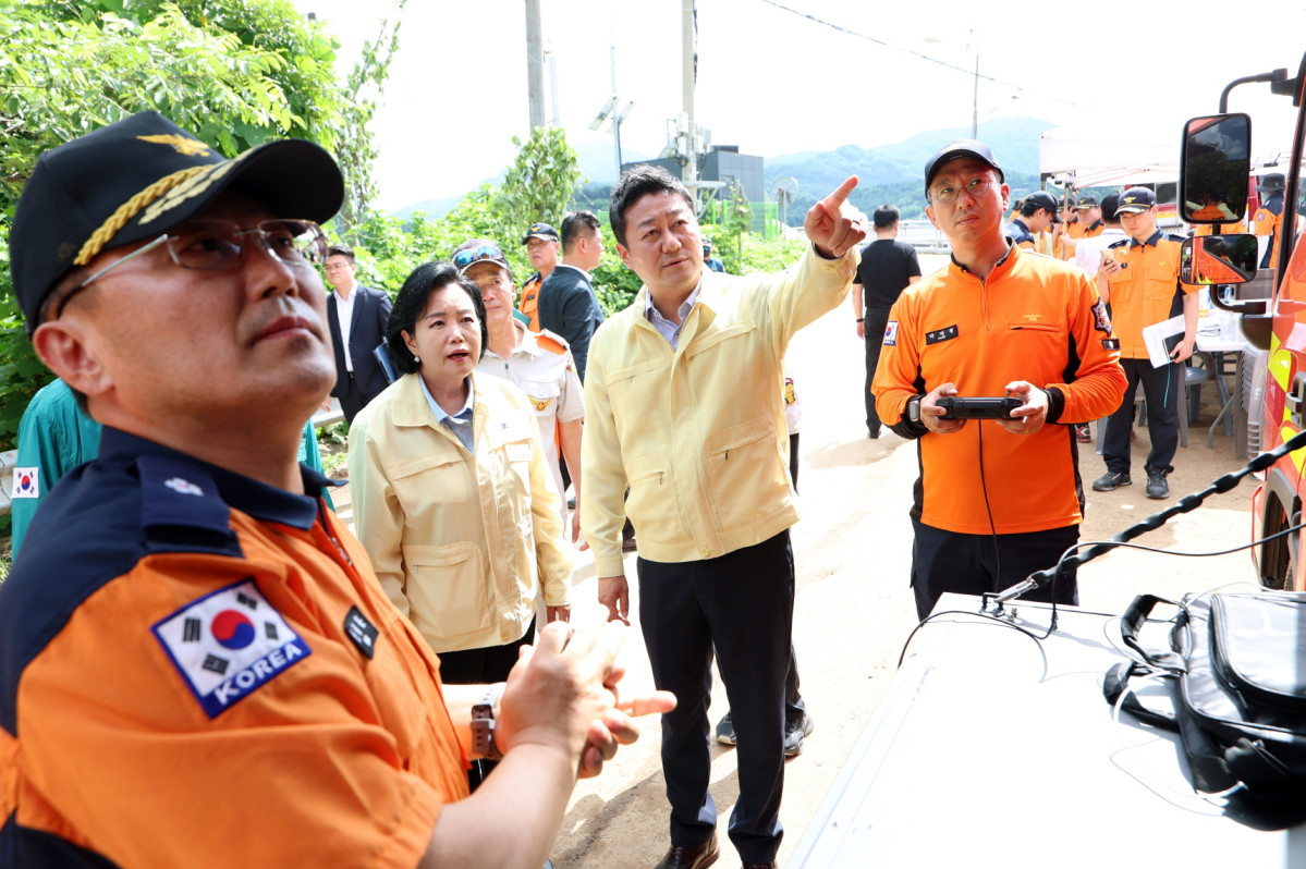 ▲김진경 경기도의회 의장 등 의장단이 21일 가평 조종면 소방지휘소를 찾아 소방 관계자들과 피해 현장 대응 상황을 점검하고 있다. (경기도의회)