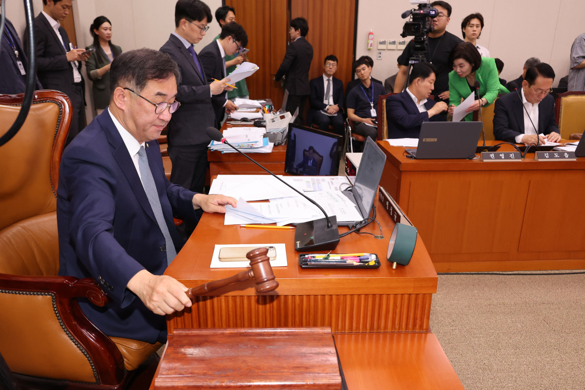 ▲ 국회 국토교통위원회 전체회의에서 맹성규 위원장이 2025년도 제2회 추가경정예산안을 의결하고 있다 (연합뉴스)