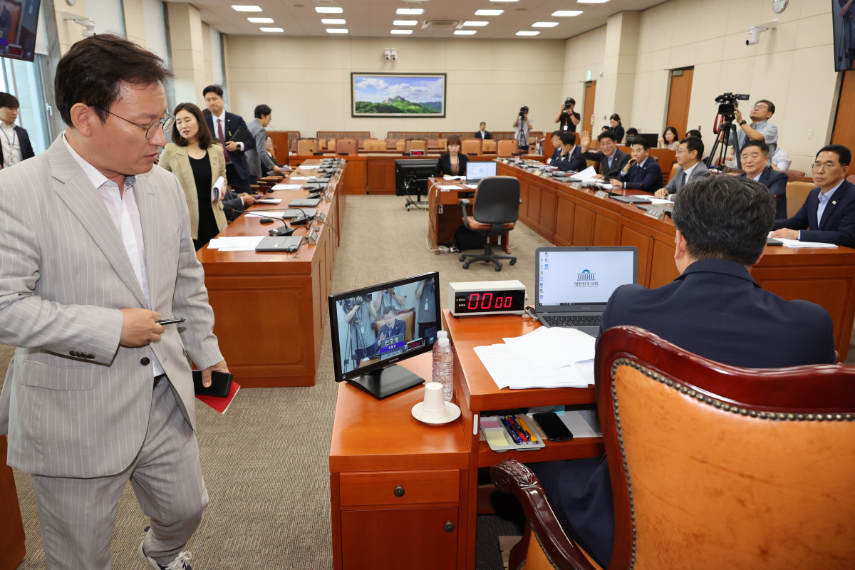 ▲김영훈 청문보고서 채택 앞두고 퇴장하는 국민의힘 의원들    (서울=연합뉴스) 김주성 기자 = 21일 국회 환경노동위원회 전체회의에서 김형동 국민의힘 간사를 비롯한 의원들이 김영훈 고용노동부 장관 후보자에 대한 인사청문경과보고서 채택의 건 의결을 앞두고 퇴장하고 있다. (연합뉴스)