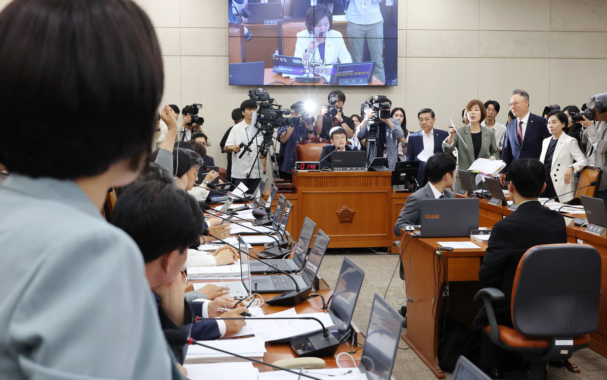▲18일 서울 여의도 국회 보건복지위원회에서 열린 정은경 보건복지부 장관 후보자 인사청문회에서 국민의힘 김미애 의원이 정 후보자 배우자의 주식 투자 의혹과 관련해 매수·매도 시기를 포함한 상세 거래내용을 들어 보이며 항의하자 더불어민주당 이소영 의원이 반박하며 설전을 벌이고 있다. (연합뉴스)