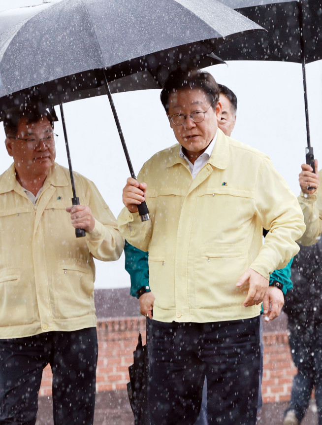 ▲이재명 대통령이 21일 경남 산청군 산청읍 행정복지센터 인근에 마련된 호우 피해 통합지원본부를 방문하고 있다. (연합뉴스)