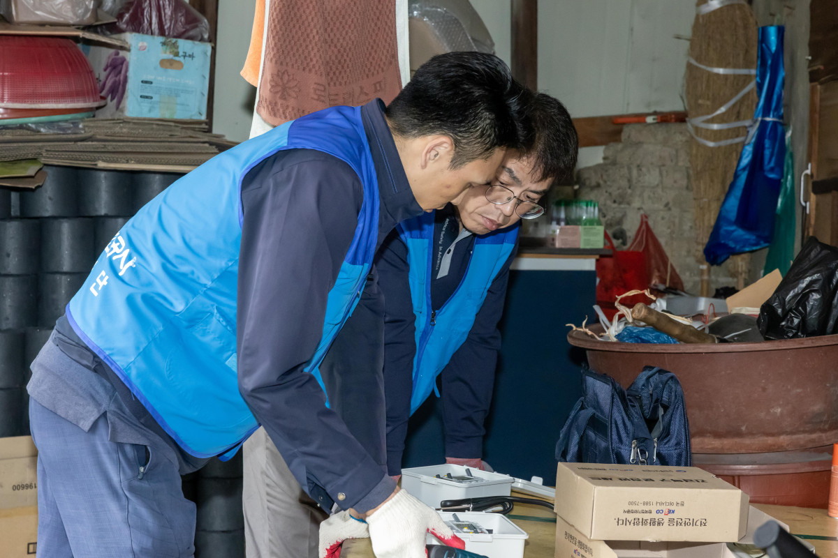 ▲한국전기안전공사 봉사단원이 취약계층 가구에서 봉사활동을 하고있다. (사진제공=한국전기안전공사)