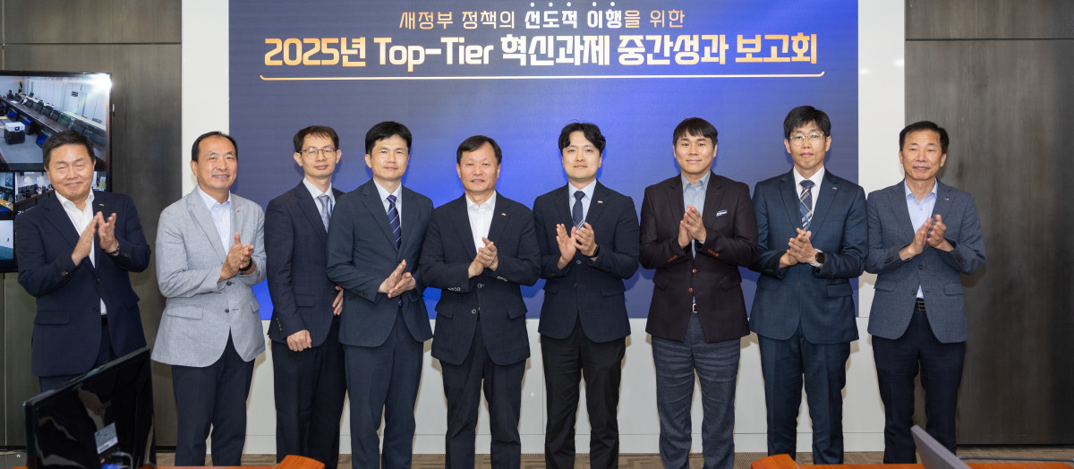 ▲이정복 한국서부발전 사장(가운데)이 21일 충남 태안 본사에서 ‘코웨포(KOWEPO·KOrea WEstern POwer) 미래성장위원회 출범식’을 열고 임직원과 기념 촬영을 하고 있다. (사진제공=한국서부발전)