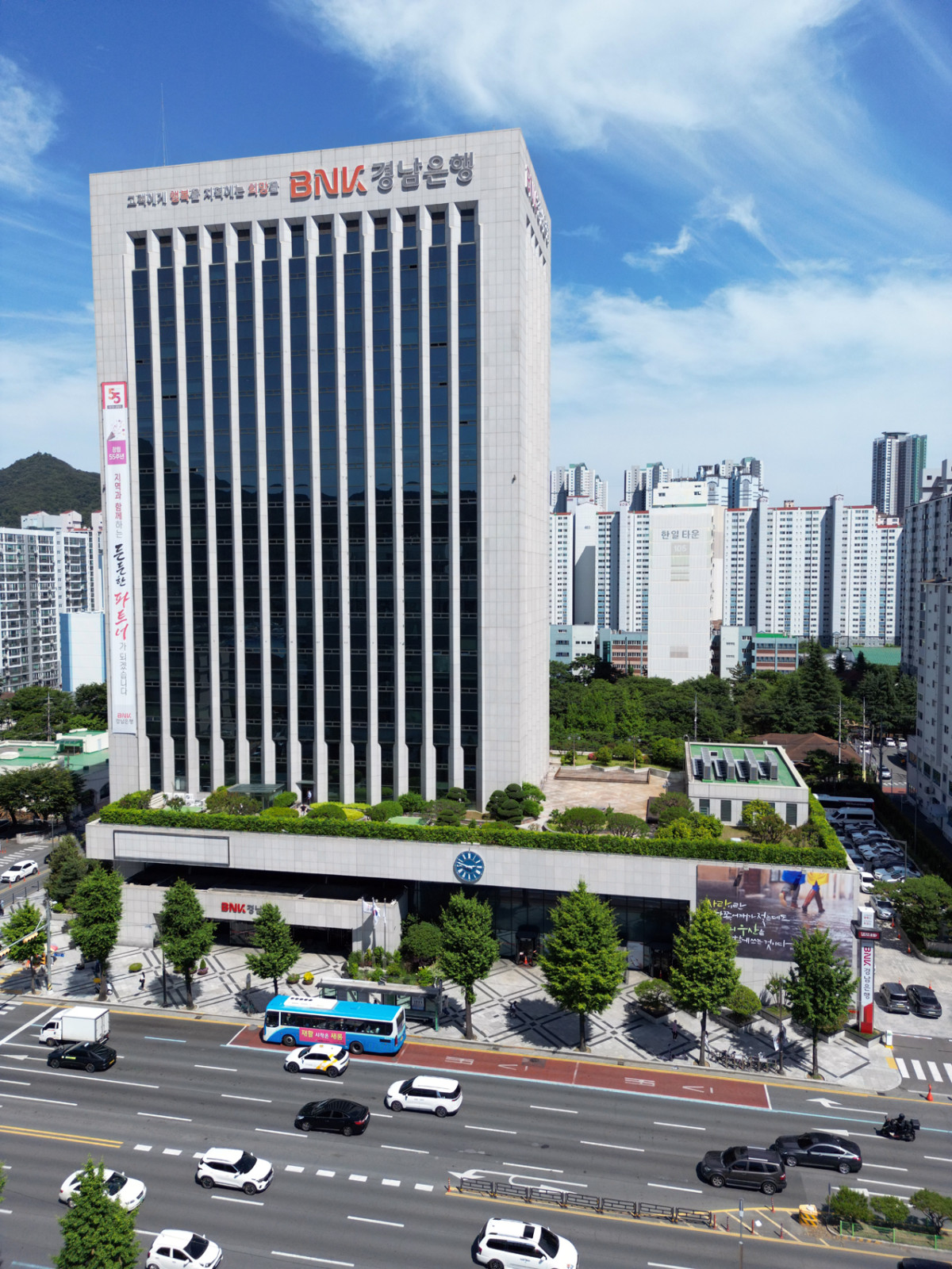 ▲BNK경남은행 본점 전경  (사진제공=BNK경남은행 )