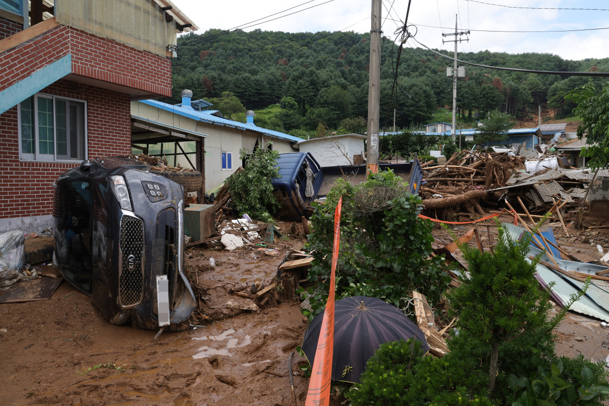 ▲7월 20일 오후 경기도 가평군 조종면에서 새벽 시간에 쏟아진 폭우로 산사태가 발생해 주택과 차량이 파손되어 있다. (연합뉴스)