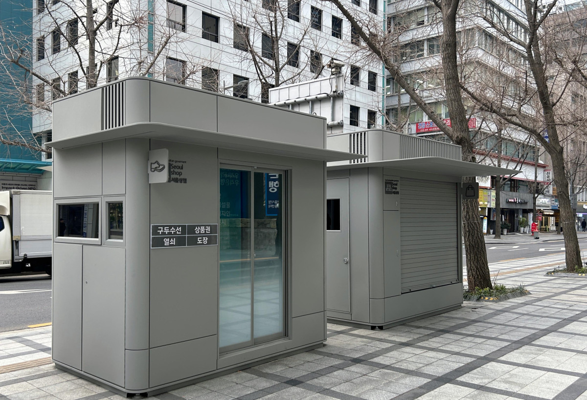 ▲서울색 밝은기와진회색이 시범 적용된 가로가판대 및 구두수선대 사진. (사진= KCC)