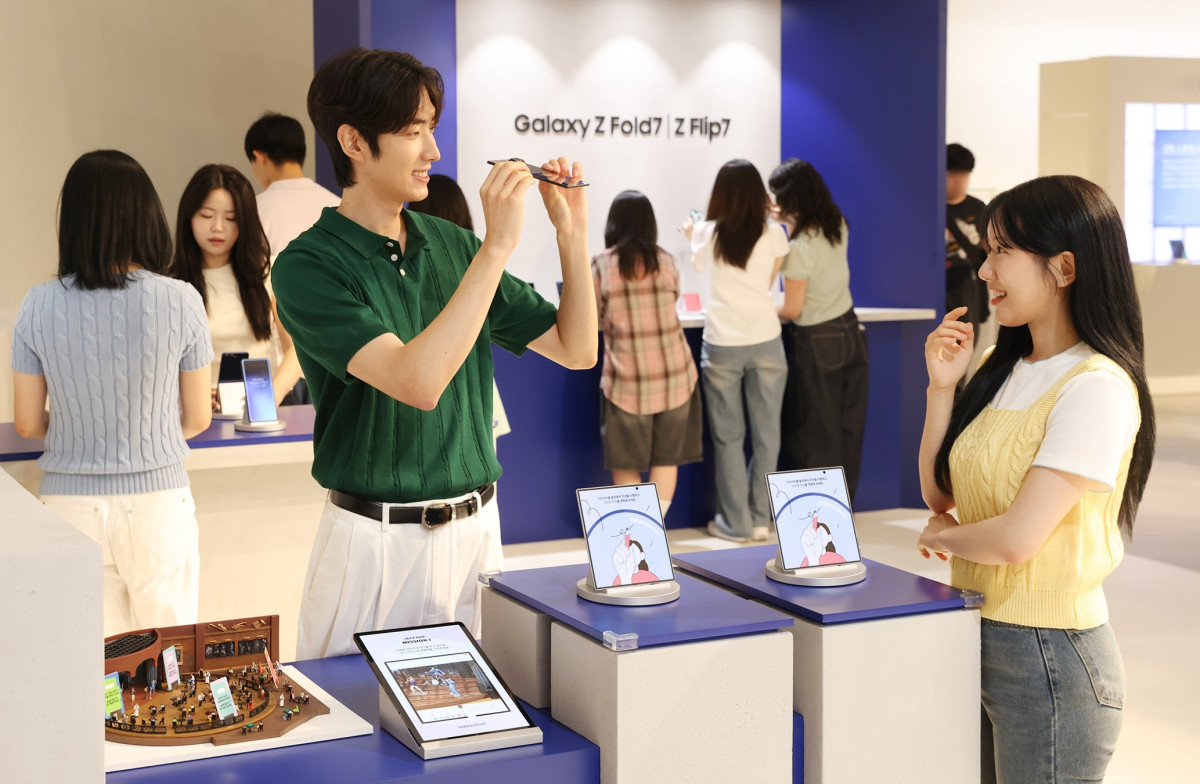 ▲12일 더현대 서울에 오픈한 '갤럭시 스튜디오'에서 방문객들이 '갤럭시 Z 폴드7'의 초슬림 두께를 체험하는 모습 (사진제공=삼성전자)