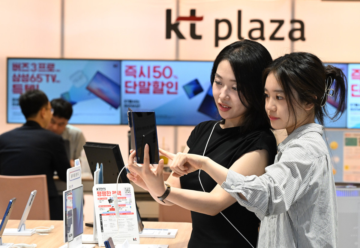 ▲KT는 삼성전자의 최신 스마트폰 '갤럭시 Z 폴드7·Z 플립7'의 사전 개통을 22일부터 시작한다고 이날 밝혔다. (사진제공=KT)