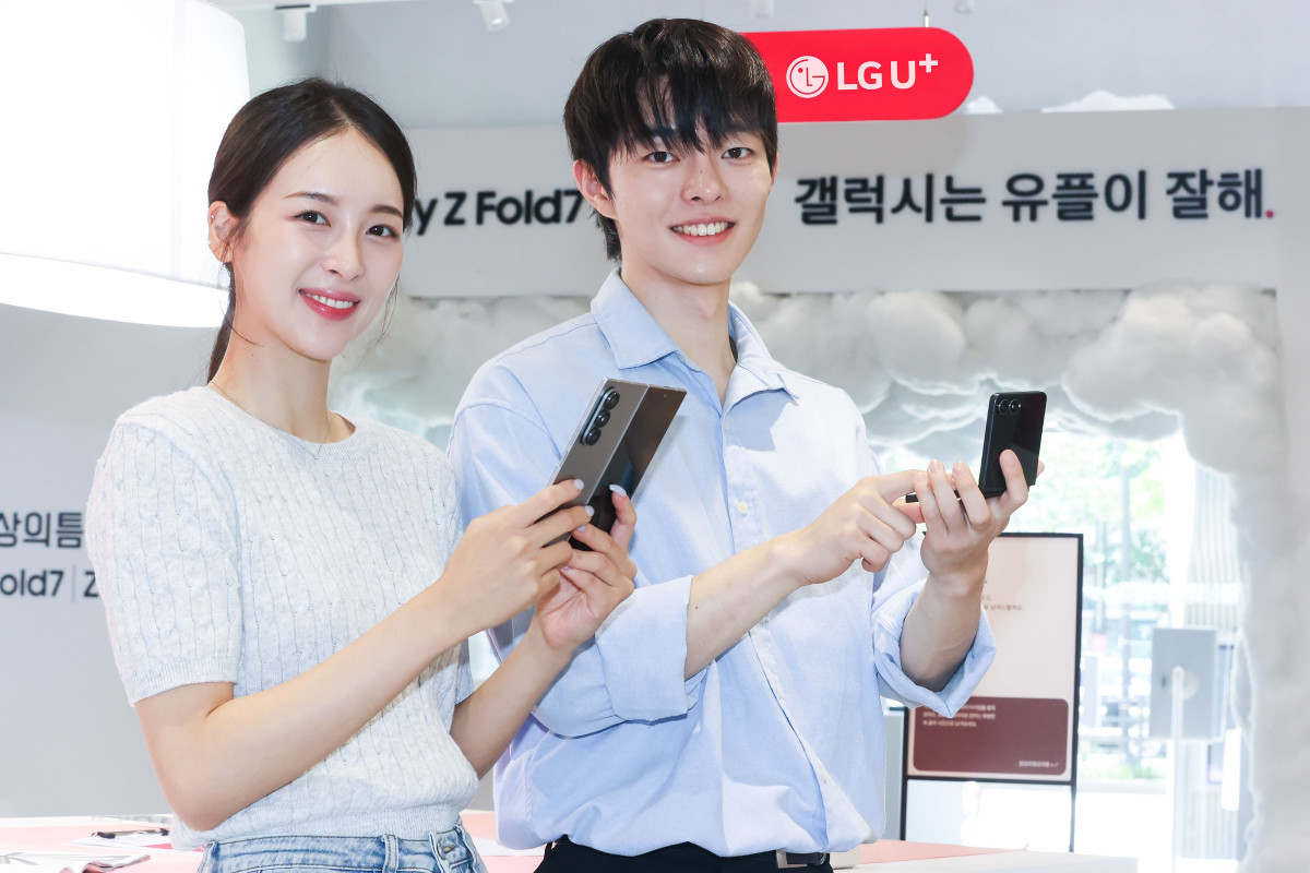 ▲LG유플러스는 삼성전자의 최신 스마트폰 '갤럭시 Z 폴드7·Z 플립7'의 사전 개통을 22일부터 시작한다고 이날 밝혔다. (사진제공=LG유플러스)