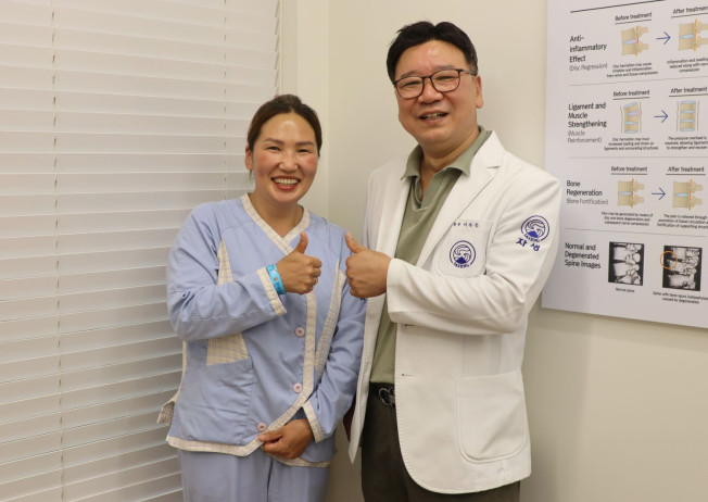 ▲(왼쪽부터) 나랑체첵 씨가 이상운 자생한방병원 원장으로부터 한의통합치료를 받은 후 기념사진을 촬영하고 있다. (사진제공=자생한방병원)