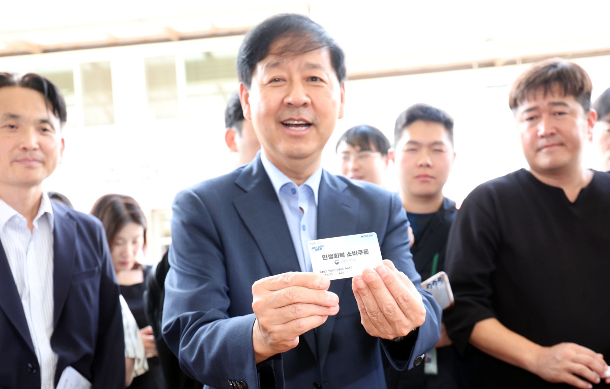 ▲구윤철 경제부총리 겸 기획재정부 장관이 21일 충남 공주 산성시장을 찾아 소비쿠폰 시행 관련 현장 점검을 하던 중 '민생회복 소비쿠폰' 카드를 들어보이고 있다. (뉴시스)