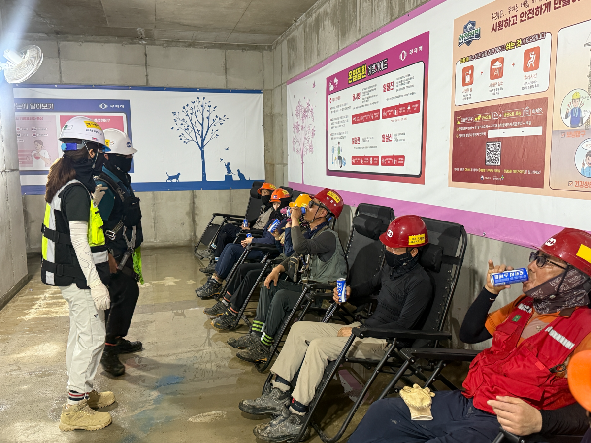 ▲ 무더위 시간대 온열질환 증상 확인 및 면담 중인 보건관리자와 근로자. (사진제공=BS한양)