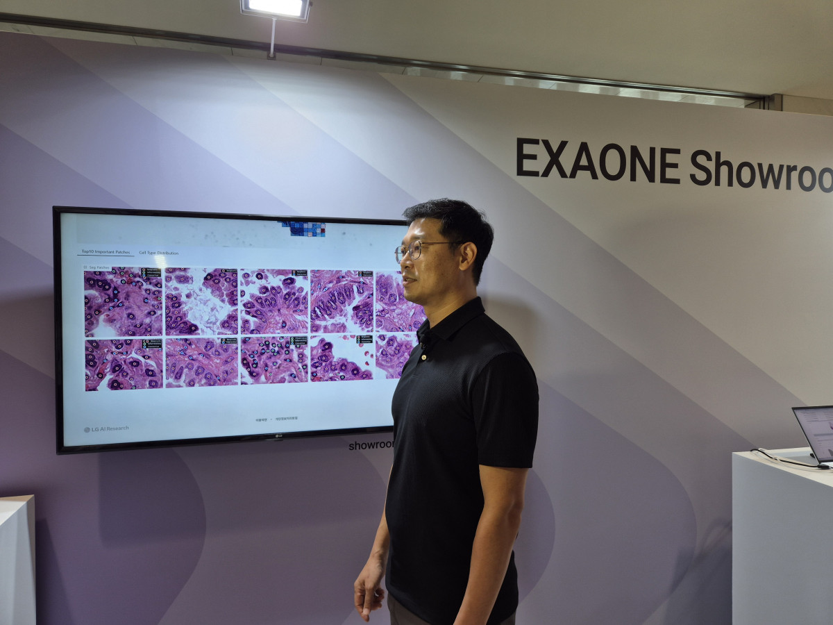 ▲LG AI연구원 관계자가 엑사원을 소개하고 있다. (박민웅 기자 pmw7001@)