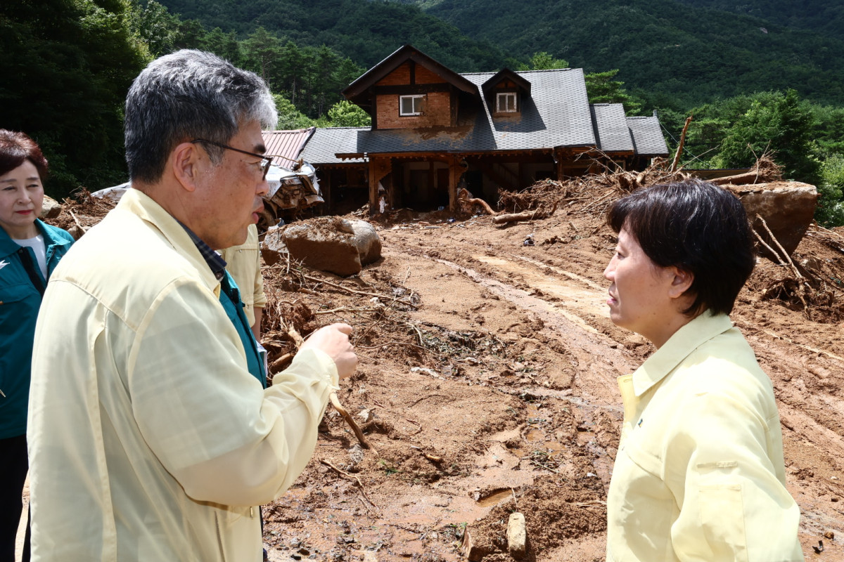 ▲송미령 농림축산식품부 장관이 21일 집중호우로 큰 피해를 본 경기도 가평군에 방문해 산사태 및 축산피해 현장을 점검하고 있다. (사진제공=농림축산식품부)